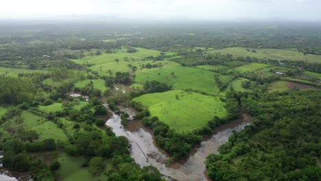 Braunes,-Trübes-Wasser-Aus-Regenfällen-Im-Ozama-Fluss-In-Der-Dominikanischen-Republik
