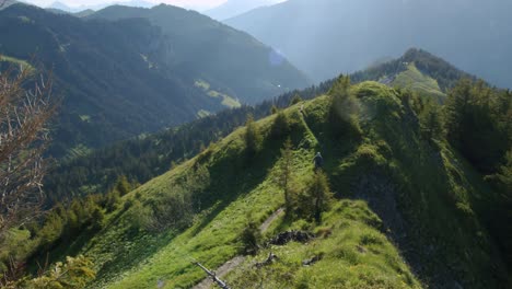 Ciclista-De-Montaña-Pedalea-Por-Sendero-Alpino-Expuesto