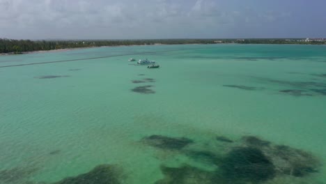 Unglaublich-Große-Weiße-Yachten-Liegen-In-Einer-Unglaublichen-Tropischen-Wasserlandschaft-In-Der-Dominikanischen-Republik-Playa-Juanillo