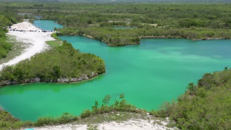 Toma-Escénica-En-Lago-Azul,-Cap-Cana,-Un-Lugar-Ideal-Para-Compartir-Con-La-Familia,-Agua-Azul,-Vegetación-Verde