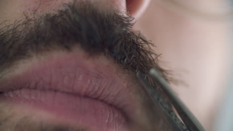 Mann-Trimmt-Schnurrbart-Mit-Bartschneider