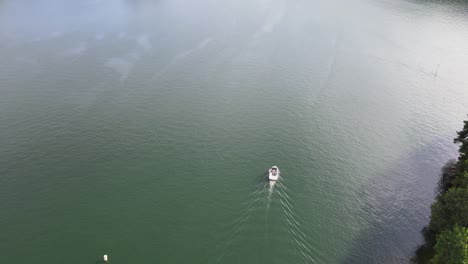 Boot-Auf-Einem-Großen-See