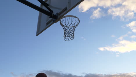 Niedriger-Winkel-Eines-Professionellen-Basketballspielers-In-Aktion,-Der-Slam-Dun-In-Einem-Basketballkorb-Durchführt