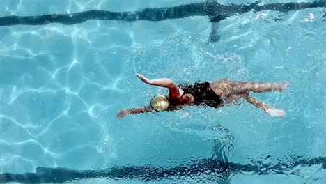 Mujer-Atlética-Nadando-Estilo-Libre-En-Una-Piscina---Vista-De-Seguimiento-Superior-En-Cámara-Lenta