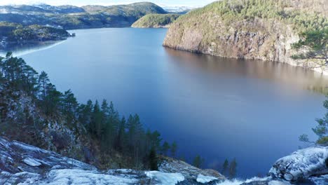 Mann-Steht-Am-Rande-Des-Gefrorenen-Atemberaubenden-Hesjedalsfossen---Stamnes-Norwegen-Wasserfälle