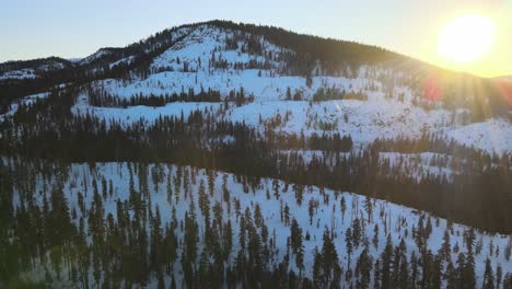 Die-Sonne-Geht-über-Einem-Kiefernwald-In-Den-Bergen-Von-Tahoe-Mit-Schnee-Auf-Dem-Boden-Auf