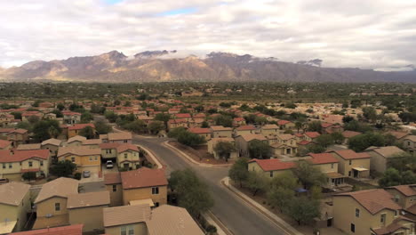 Drohnenaufnahme-Von-Häusern-Und-Bergen-In-Tucson,-Arizona