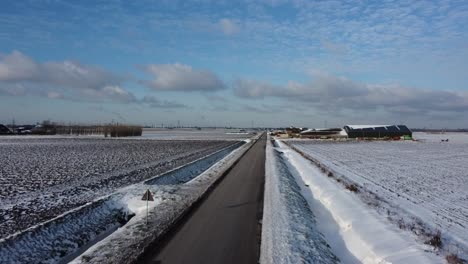 Dutch-farm-in-the-polder-in-winter