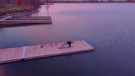 Luftaufnahme-Einer-Frau-Beim-Yoga-Auf-Einem-Dock