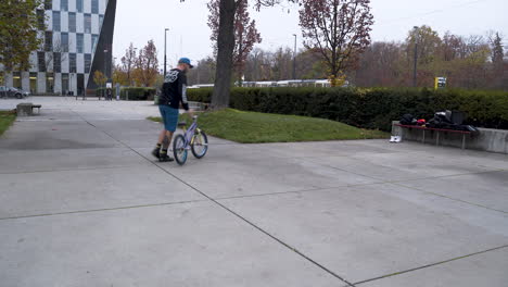 Chico-Montando-Una-Bicicleta-Bmx-En-Un-Skatepark,-Realizando-Acrobacias-Y-Fallando