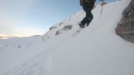 Todavía-Tiro-Hombre-Equipado-Con-Raquetas-De-Nieve-Caminando-Sobre-La-Nieve-Cuesta-Arriba---Noruega