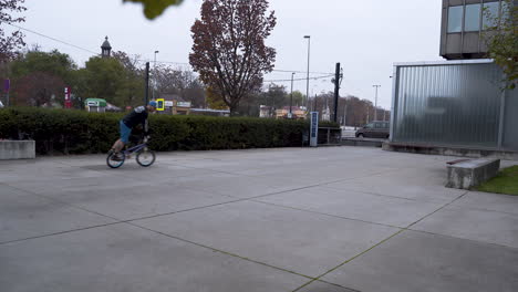 Chico-Montando-Una-Bicicleta-Bmx-En-Un-Skatepark,-Realizando-El-Truco-Del-Ciclón