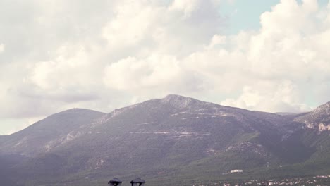 Weite-Panoramaaufnahme-Des-Berges-Parnitha,-Athen,-Griechenland,-An-Einem-Bewölkten-Herbsttag