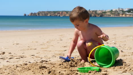 Entzückender-Kleiner-Junge,-Der-Am-Sonnigen-Strand-Spielt,-Zeitlupe