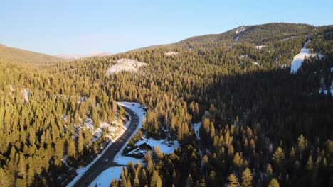 Carretera-Asfaltada-A-Través-De-Un-Bosque-De-Pinos-En-Las-Soleadas-Montañas-De-Tahoe-Con-Nieve-En-El-Suelo