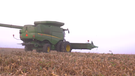 Harvesting-corn-in-the-midwest-United-States