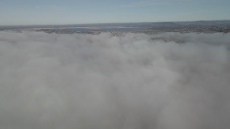 Volando-Por-Encima-De-Una-Gruesa-Capa-De-Nubes-Hacia-Un-área-Abierta-En-Las-Nubes