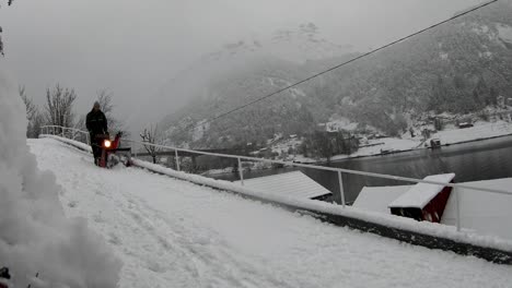 Schneefalllandschaft,-Einsamer-Mann,-Der-Schnee-Mit-Schneepflugmaschine-Entfernt---Norwegen