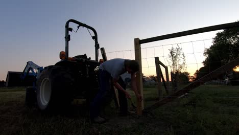 Mann,-Der-Einen-Zaun-In-Einem-Ländlichen-Bauernhof-Repariert,-Flat-Rock,-Michigan,-USA---Mittlerer-Schuss