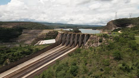Filmische-Drohnenaufnahmen---Seitwärts-über-Den-Fluss-Fliegend-Und-Ein-Hydroelektrikum-In-Minas-Gerais-In-Brasilien-Zeigend