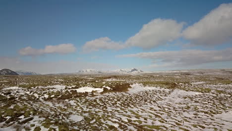Toma-Cinematográfica-De-Drones-Volando-Sobre-El-Paisaje-Cerca-De-Selfoss-Islandia-Con-Montañas-En-La-Distancia