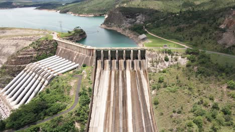 Filmische-Drohnenaufnahmen---Seitwärts-über-Den-Fluss-Fliegend-Und-Ein-Hydroelektrikum-In-Minas-Gerais-In-Brasilien-Zeigend