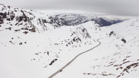 Bergüberquerung-Norwegen-Winterstraßen---Schmale-Straße-Weit-Oben-In-Schneebedeckten-Bergen-Mit-Herrlicher-Aussicht
