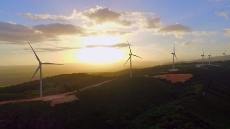 Saubere-Energie,-Die-Von-Windkraftanlagen-Mit-Blick-Auf-Einen-Wunderschönen-Sonnenuntergang-Erzeugt-Wird