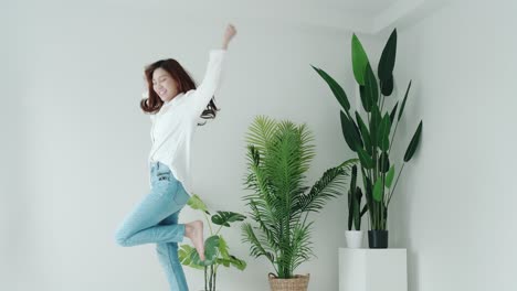 SLOW-MOTION-Smiling-woman-and-white-shirt-dancing-with-feelgood-emotion-in-the-white-room