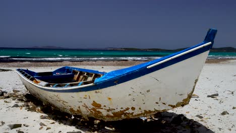 Fishing-boat-on-a-wide-mediterranean-beach-on-the-Island-of-Sardinia,-Italy