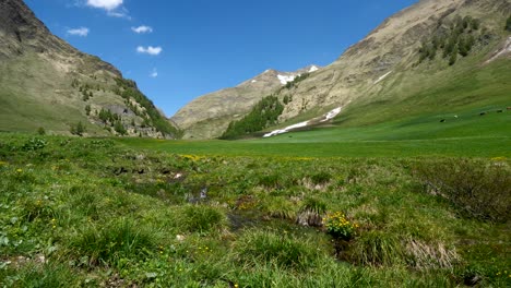 Zeitrafferaufnahmen-Mit-Sich-Schnell-Bewegenden-Wolken-In-Einem-Wunderschönen-Grünen-Tal-Der-Berge-Im-Frühling,-Dolomiten,-Italien