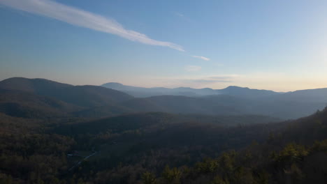 Cinematic-drone-shot-of-the-Blue-Ridge-Mountains