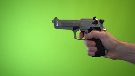 Green-Screen-Chroma-Key-Handladen-Und-Abfeuern-Von-Rohlingen-Beretta-Pistole-Ohne-Echtes-Feuer