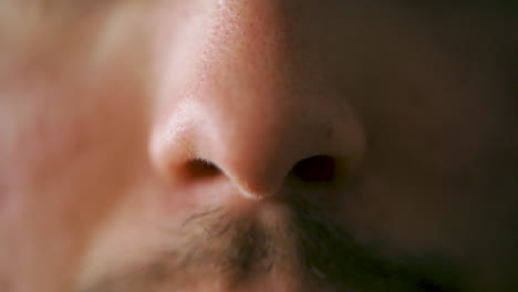 Mann-Mit-Schnurrbart,-Der-Nasenspray-Hinzufügt---Zeitlupe,-Nahaufnahme