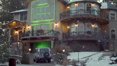 Pan-Hacia-Abajo-A-La-Casa-Verde-Iluminada-En-Navidad