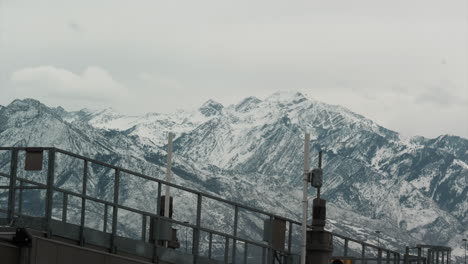Vista-De-Las-Imponentes-Montañas-Cubiertas-De-Nieve-Desde-El-Aeropuerto-De-Colorado