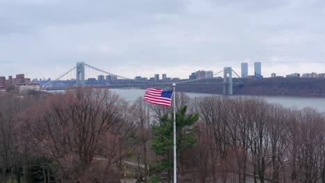 Bandera-Estadounidense-Ondeando-En-El-Viento-Junto-Al-Río-Hudson,-Nueva-York