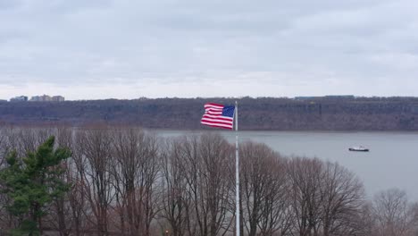 Amerikanische-Flagge-Weht-Im-Wind-Mit-George-Washington-Bridge-Im-Hintergrund