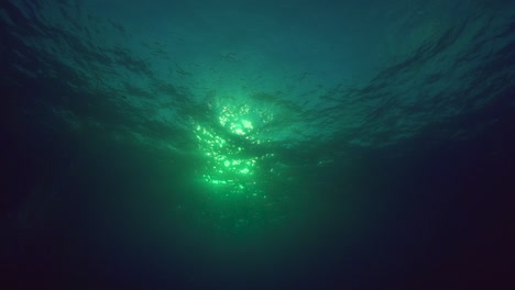 Rollende-Wellen-Und-Wasseroberfläche,-Die-In-Zeitlupe-Von-Unterwasser-Gegen-Das-Licht-In-Einer-Tropischen-Ozeanumgebung-Aufgenommen-Wurden