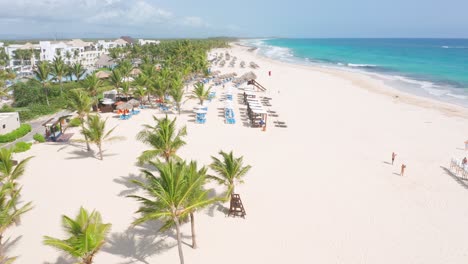 Malerischer-Blick-Auf-Den-Weißen-Sandstrand-Und-Die-Seelandschaft-In-Der-Nähe-Des-Hard-Rock-Hotels-Und-Des-Casino-Punta-Cana-In-Der-Dominikanischen-Republik
