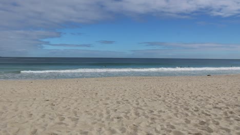 Surfer,-Die-Einige-Wellen-Am-Strand-Von-Scarborough,-Perth,-Australien,-Fangen