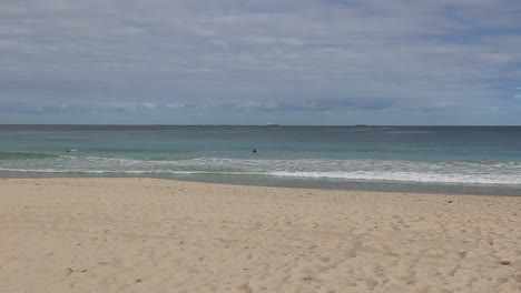 Surfistas-Esperando-La-Próxima-Gran-Ola---Playa-De-Scarborough,-Perth