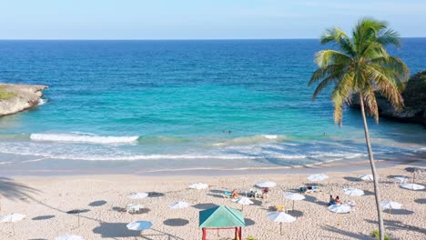Antenne-Nach-Vorne-über-Caribe-Beach,-Dominikanische-Republik