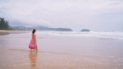Junge-Asiatische-Frau,-Die-Am-Strand-Spazieren-Geht-Und-Die-Schönheit-Der-Meeresluft-Bewundert