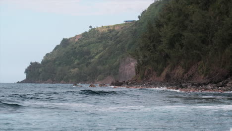 Mächtige-Wellen-Brechen-Gegen-Die-Felsige-Küste-Auf-Der-Insel-Hawaii