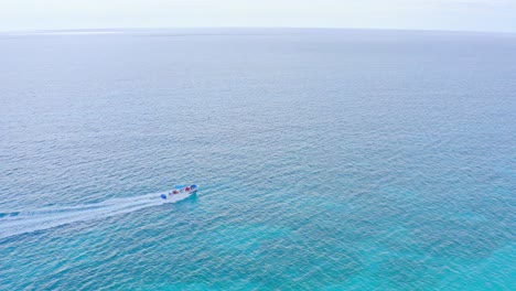 Boot-Segelt-Auf-Dem-Meer-In-Der-Nähe-Von-Eagles-Bay-In-Der-Dominikanischen-Republik