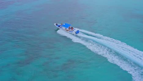Touristen-Auf-Motorbootsegeln-In-Bahia-De-Las-Aguilas-Verlassen-Weiße-Spur