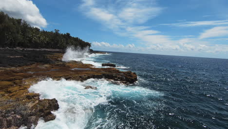 Schöne-Szene-Der-Hawaiianischen-Küste-An-Einem-Sonnigen-Tag