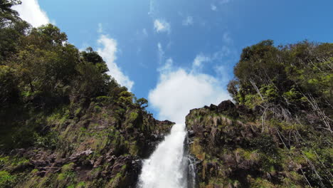 Fpv-drohne-Fliegt-Hoch,-über-Wasserfall,-Der-über-Klippen-Im-Hawaiianischen-Dschungel-Kaskadiert
