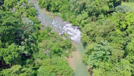 Aufsteigende-Luftaufnahme-über-Grünem-Dschungel-Mit-Epischem-Wasserfall-Und-Tropischem-Fluss-In-Der-Dominikanischen-Republik